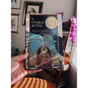 Vintage 1980's A Wrinkle in Time Hardcover with Dust Jacket Great Condition
